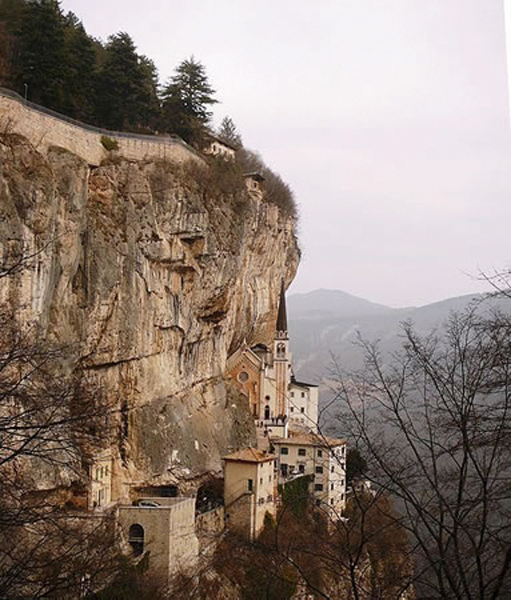 %_tempFileName511px-santuario_madonna_della_corona-panorama%